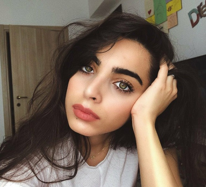 Trong khi đó, Bianca Mihai là ca sĩ người Rumani. Trên thực tế, hiện tượng song trùng không phải hiếm gặp trên thế giới. Rất nhiều người không có quan hệ thân thích hay máu mủ gì nhưng chính họ cũng phải bất ngờ xen lẫn kinh ngạc khi bắt gặp bản sao của chính mình.