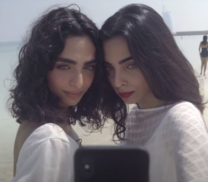 Bianca không tin vào mắt mình khi được người bạn Alexandra Danciu cho xem bức ảnh của Lana. Đến cả cha mẹ của Bianca cũng kinh ngạc quá đỗi khi biết có người giống con gái mình đến kỳ lạ. Còn mẹ của Lana có lần tưởng ca sĩ đang hát trên mạng là con gái mình nhưng hóa ra đó lại là Bianca.