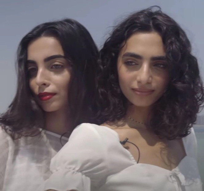 Dù sống ở hai châu lục khác nhau, cặp đôi hot girl đã quyết định gặp nhau ở Dubai. Nữ ca sĩ người Rumani đã vượt qua 3.400 km (2.113 dặm) đến UAE để gặp người giống hệt cô ấy. Cả hai không tin vào mắt mình. Bianca nói: "Thực sự là điều kỳ diệu." Sau đó, cả hai cô gái chụp ảnh, trò chuyện và đồng ý gặp lại nhau ở Rumani. 