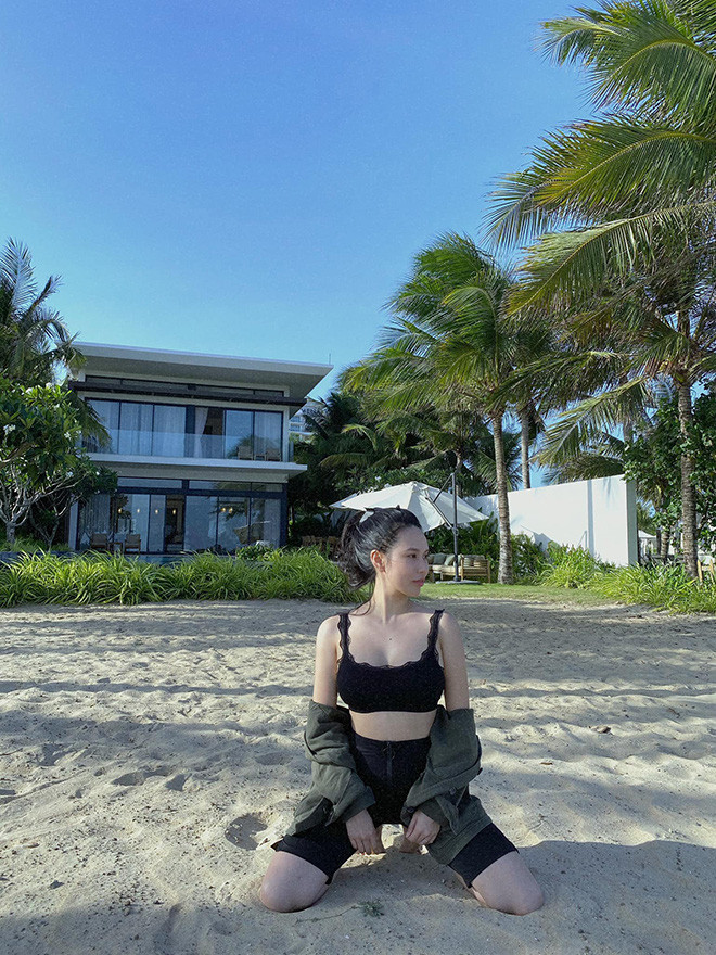 Và diện crop top khoe vòng eo nhỏ nhắn.