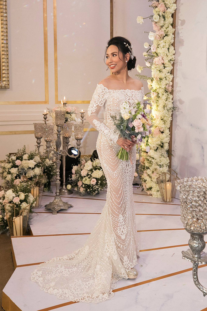 Thu Trang hoạt động chính trong lĩnh vực kinh doanh và từng quản lý một số tụ điểm vui chơi của giới trẻ tại khu vực phía Nam. Theo bật mí hiếm hoi của giọng ca "Con đường màu xanh", cả hai quen biết nhau khi cùng chơi chung với một hội bạn.