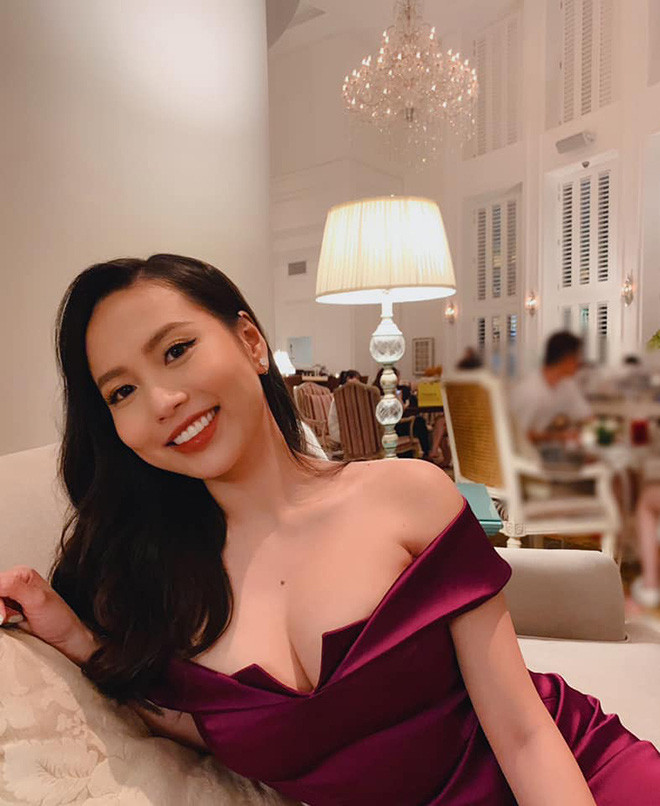 Cô rất ưa chuộng mặc đầm trễ vai khoe khéo vẻ sexy.