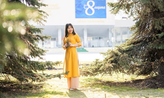 Du hoc sinh Viet tai LB Nga khoe duyen dang ao dai-Hinh-12