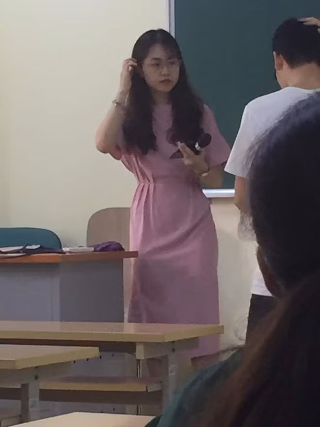  Danh tính của nữ giảng viên đại học Kinh tế Quốc dân gây sốt mạng nhanh chóng được tìm ra. Đó là cô Ngọc Ánh, hiện đang là giảng viên tại Khoa Ngoại ngữ Kinh tế. 