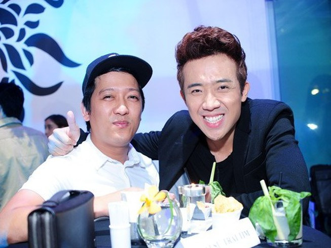 Bị đàn anh nhắc khéo lời hứa của chồng, Hari Won liền cười trừ và đánh trống lảng đi chỗ khác khiến nhiều người ở gần phải bật cười. Quang Trung tiện đà nhấn mạnh thêm: “Tất cả chúng ta ở đây gom giày lại cũng chưa chắc bằng tủ của anh Thành". Qua đoạn hội thoại trên đủ thấy được mối quan hệ thân thiết của 2 cặp vợ chồng đình đám Trường Giang – Nhã Phương và Trấn Thành – Hari Won trong Vbiz. 