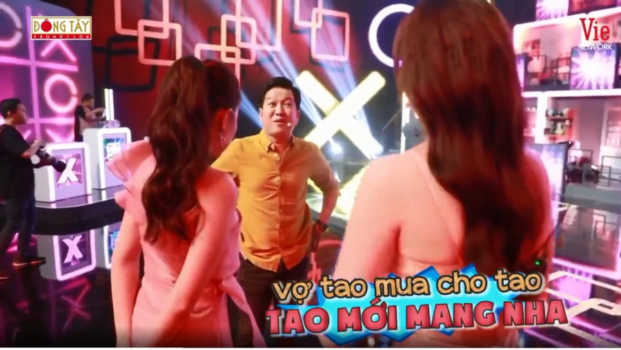 Với anh, mặc cái gì thấy thoải mái là được, không đặt nặng đó là hiệu hay không. “Mười khó” bật mí những đôi giày hiệu hiếm hoi được anh sử dụng đi quay hình đều là do bà xã Nhã Phương mua: “Vợ mua nên phải mang chứ không thích lắm đâu!".