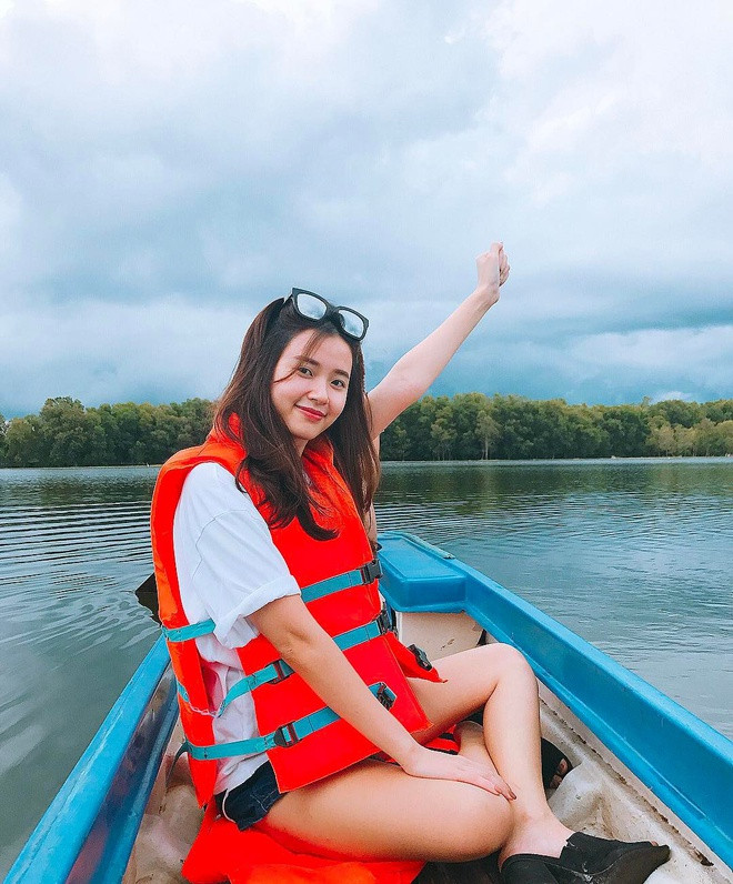 hời gian trước, có nhiều tin đồn cho rằng Midu hẹn hò với diễn viên Quốc Trường khi cả hai thường xuyên bình luận qua lại, "thả tim" cho nhau trên mạng xã hội. Tuy nhiên, nam diễn viên cho hay đây chỉ là tin đồn. "Tôi đi cùng với Midu là chung hội anh em ở Hà Nội mà thôi. Tương lai thì tôi chưa thể nói trước", anh nói. Quốc Trường cũng thừa nhận thích mẫu phụ nữ nhẹ nhàng, thanh lịch như Midu.