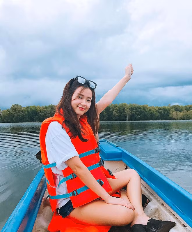 Thời gian trước, có nhiều tin đồn cho rằng Midu hẹn hò với diễn viên Quốc Trường khi cả hai thường xuyên bình luận qua lại, "thả tim" cho nhau trên mạng xã hội. Tuy nhiên, nam diễn viên cho hay đây chỉ là tin đồn. "Tôi đi cùng với Midu là chung hội anh em ở Hà Nội mà thôi. Tương lai thì tôi chưa thể nói trước", anh nói. Quốc Trường cũng thừa nhận thích mẫu phụ nữ nhẹ nhàng, thanh lịch như Midu.