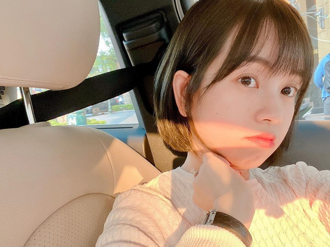 y Kute (Nguyễn Khánh Ly, sinh năm 1990) là một trong những hot girl, người đẹp sở hữu gương mặt "không tuổi" đặc trưng. Tròn 30 tuổi, Ly Kute được nhận xét vẫn mang vẻ đẹp như gái đôi mươi với làn da căng mịn, đôi mắt to tròn chưa hề xuất hiện nếp nhăn. Trên trang cá nhân, 9X không ngần ngại khoe ảnh chụp cận mặt.