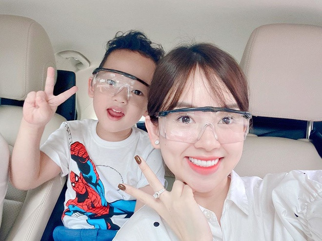 au mối tình ồn ào với cầu thủ Mạc Hồng Quân, Ly Kute hiện là mẹ đơn thân nuôi dưỡng bé Khoai Tây. Cô thường xuyên đăng ảnh với con trai, khẳng định cuộc sống một mình vẫn ổn. Người đẹp hiện kinh doanh thời trang, làm đẹp có chi nhánh ở TP.HCM và Hà Nội.