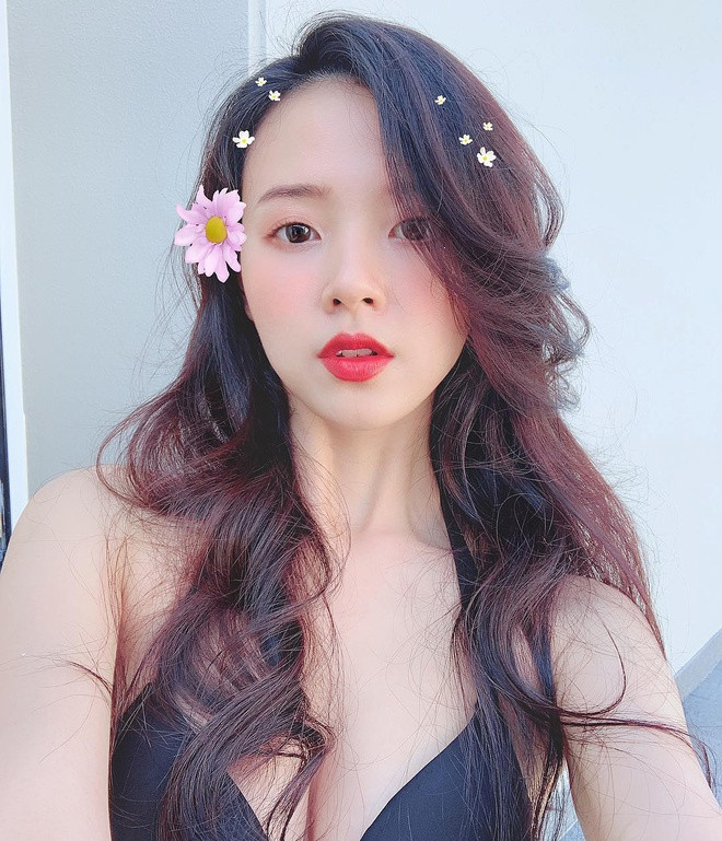 idu (Đặng Thị Mỹ Dung, sinh năm 1989) là một trong những hot girl đời đầu nổi tiếng giới trẻ. Cô là cựu sinh viên Đại học Kiến trúc, sau đó giảng dạy ngành Thiết kế Thời trang tại trường Đại học Công nghệ TP.HCM. Midu được coi là một trong những người đẹp sở hữu lượng fan đông đảo nhờ ngoại hình xinh đẹp, trình độ học vấn cao. Cô không chỉ hoạt động ở lĩnh vực nghệ thuật mà còn thành công khi lấn sân sang kinh doanh. Ở tuổi 31, Midu được đánh giá ngày càng xinh đẹp, trẻ trung, gương mặt không có nhiều thay đổi.