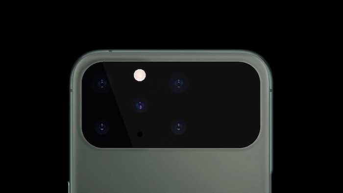 Ở mặt lưng, bản dựng iPhone 12 này được trang bị hệ thống 5 camera sau, trong đó có 1 cảm biến LiDAR. Cảm biến này cho phép tạo mô hình 3D của các đối tượng xung quanh thiết bị và hỗ trợ các tính năng thực tế ảo tăng cường (AR) trên thiết bị. Ngoài ra, cảm biến LiDAR cũng giúp lấy nét nhanh hơn khi chụp ảnh trong điều kiện thiếu sáng và giúp xóa phông chân thật hơn. (Ảnh: Andrea Copellino)