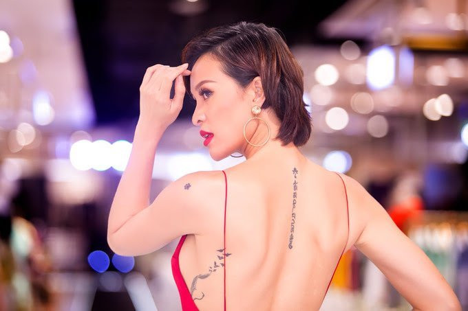 MC Phương Mai sở hữu rất nhiều hình xăm, nổi bật là hình xăm dòng chữ dọc sống lưng của cô. Được biết, dòng chữ mang ý nghĩa “Ngọc trong sen, phật trong tâm” với ý nghĩa nhắc nhở cô phải giữ gìn các đức tính quý như sự hiền lành, ngay thẳng, lương thiện.