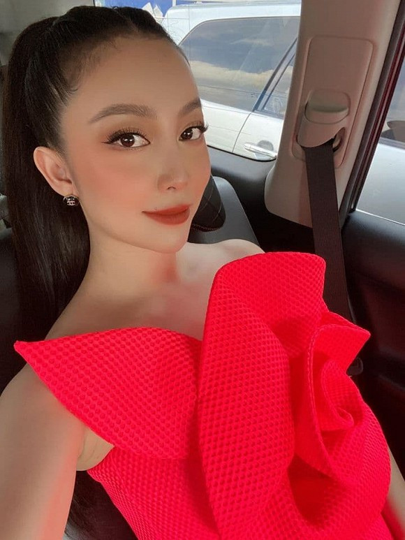 Hình ảnh xinh lung linh của diễn viên múa Linh Nga khi chụp ảnh cho các nhãn hàng và do cô đăng tải.