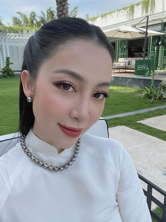 Ở những khoảnh khắc đời thường Linh Nga cũng khiến nhiều người phải trầm trồ về nhan sắc, thậm chí có ý kiến cho rằng thời gian và sự lão hóa đã bỏ quên "Chim công làng múa".