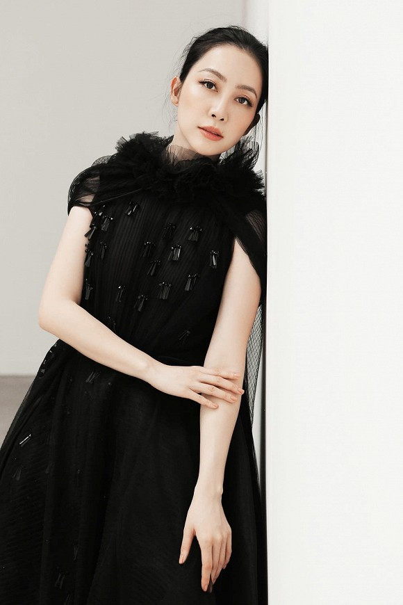 Về nhan sắc, Linh Nga cũng có những khoảnh khắc thăng trầm trong những năm qua. Sở hữu gương mặt xinh đẹp nên Linh Nga rất đắt show quảng cáo, chụp hình. 