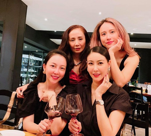 Thế nhưng, ở những hình ảnh không qua chỉnh sửa, thiếu ánh sáng Linh Nga cũng nhiều lần lộ dung mạo 'bớt' xinh. Đặc biệt, trong một khoảnh khắc đi ăn cùng hội bạn thân cách đây không lâu Linh Nga lộ thân hình kém săn chắc hơn.