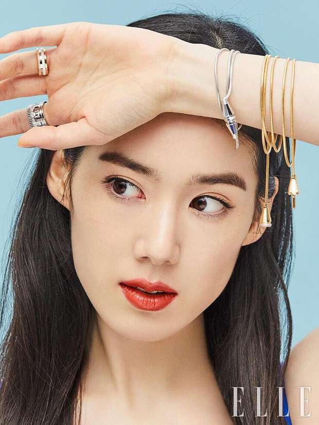 Nhan sắc của cô được nhận xét là đẹp lấn át nữ chính Kim Go Eun.