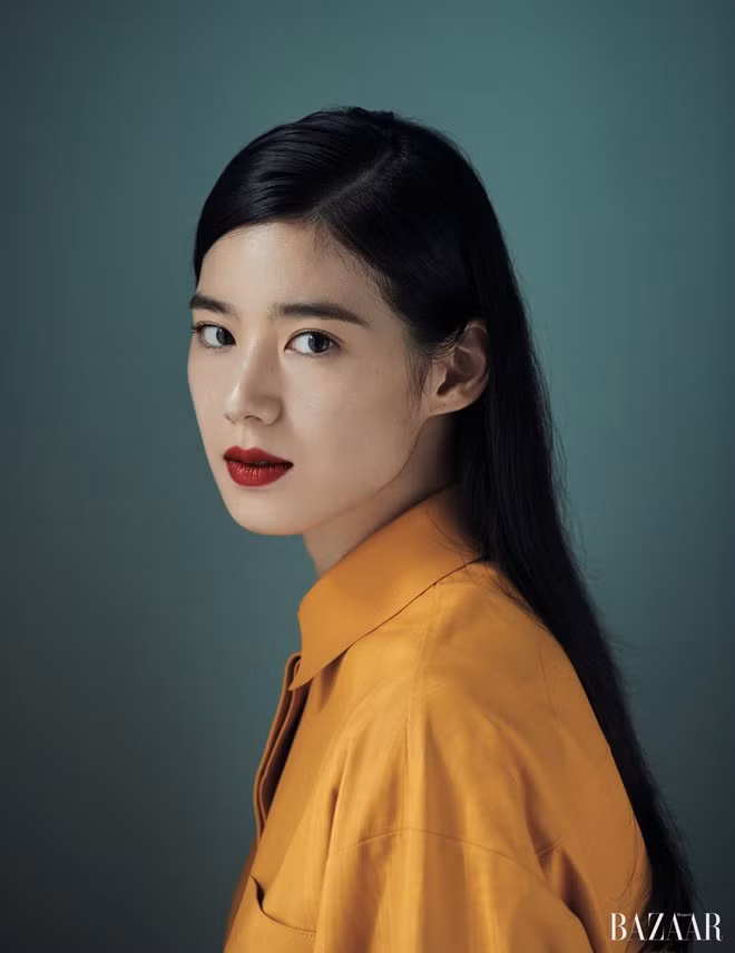 Sở hữu phong cách thời trang ấn tượng, Eun Chae là gương mặt được nhiều nhãn hàng và tạp chí hàng đầu săn đón.