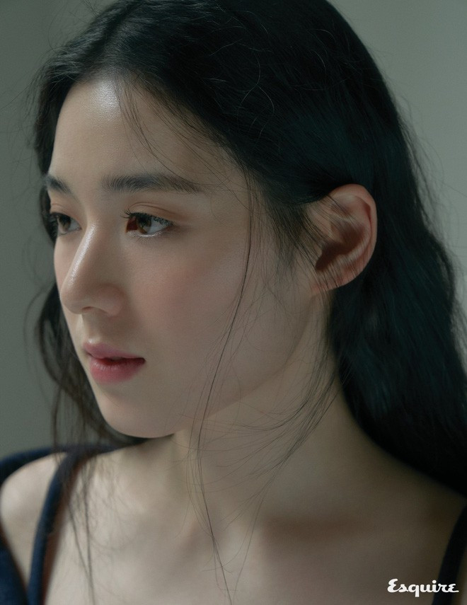 Eun Chae sở hữu vẻ đẹp tươi trẻ, sắc sảo cũng như phong thái sang chảnh. Sống mũi cao tinh tế, đôi môi mỏng, làn da trắng sáng đem lại nét thu hút ở nữ diễn viên 33 tuổi này. 