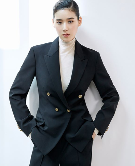 Cô cũng tham gia nhiều tác phẩm đình đám như "Cuộc đời ngọt đắng", "Vị khách", "Đại chiến thành Ansi",…