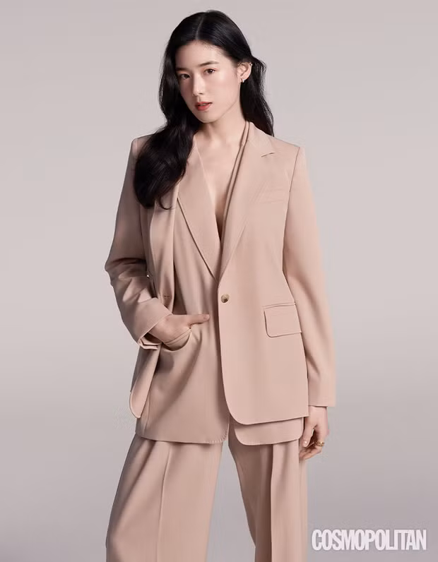 Jung Eun Chae bắt đầu sự nghiệp diễn xuất với bộ phim điện ảnh "Siêu linh", hợp tác với Kang Dong Won và Go Soo vào năm 2010.