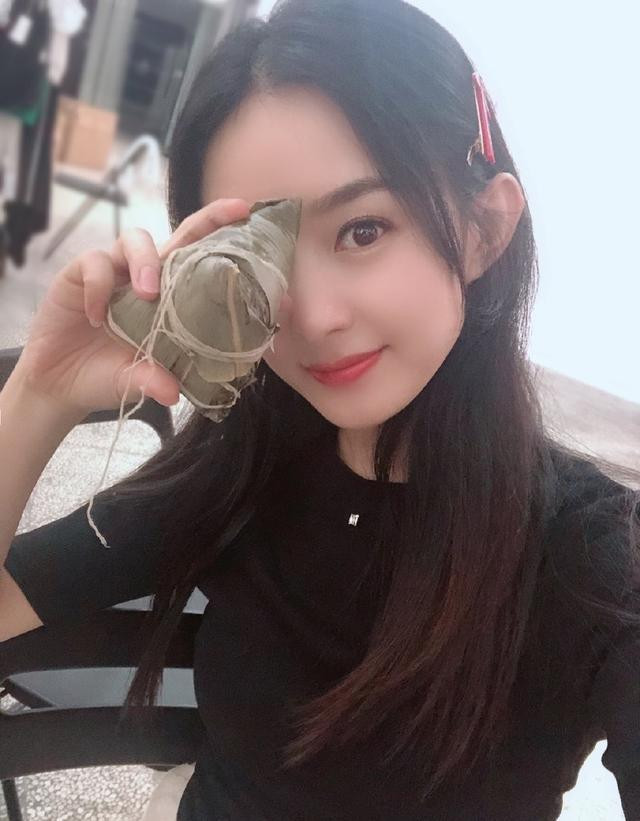 Nhan sắc trẻ trung như thiếu nữ của Triệu Lệ Dĩnh lại gây sốt Nhan sac tre trung nhu thieu nu cua Trieu Le Dinh lai gay sot