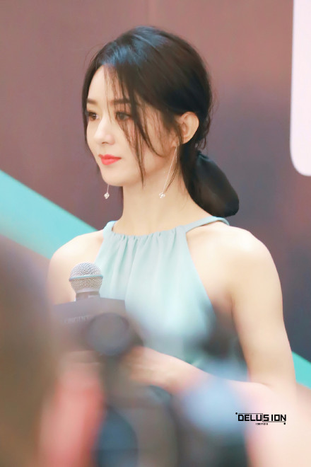 Nhan sắc trẻ trung như thiếu nữ của Triệu Lệ Dĩnh lại gây sốt - Hình 4 Nhan sac tre trung nhu thieu nu cua Trieu Le Dinh lai gay sot-Hinh-4