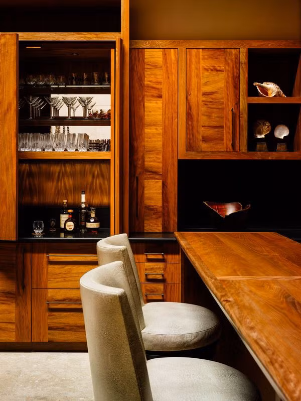 Gia đình và bạn bè bà Huntington hưởng thụ căn nhà trong những năm qua. Con trai bà cũng kết hôn tại đó. Bà Huntington lên kế hoạch sống ở đây sau khi nghỉ hưu vào tháng 9 vừa qua. Tuy nhiên, bây giờ, bà phải đến sống ở San Antonio vì công việc gia đình. "Ngôi nhà cần có người bầu bạn, một người có thể tiếp tục tận hưởng nó", bà Huntington chia sẻ. Ảnh: Hawai'i Life.