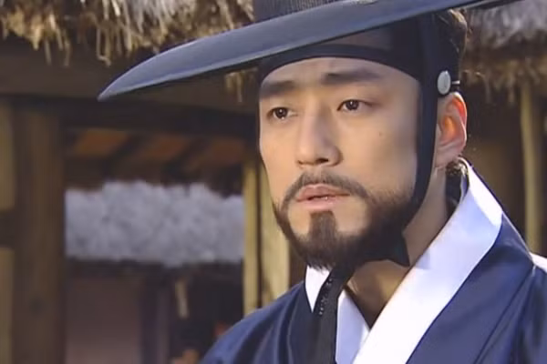 Tài tử Ji Jin Hee vào vai Min Jung Ho - một học giả tinh thông văn võ, diện mạo xuất chúng, luôn yêu thương và kề vai sát cánh bên Jang Geum. Thông qua diễn xuất thực lực, mối tình chân thành của 2 nhân vật chính để lại ấn tượng sâu sắc trong lòng khán giả. Ji Jin Hee tiếp tục đóng chính trong một số bộ phim ăn khách như: Cô Kim muốn làm triệu phú, Ngày xuân, Dong Yi, Đại phong thủy…