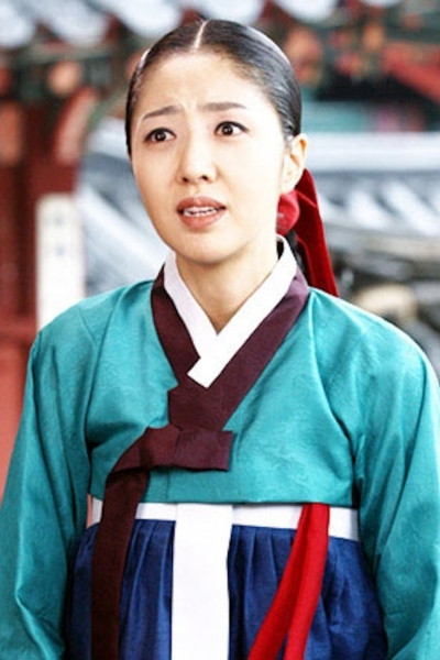 Bằng lối nhập vai thần sầu, Choi Geum Young do nữ diễn viên Hong Ri Na đảm nhận trở thành nhân vật bị nhiều người ghét nhất. Xuất hiện trên phim, nữ diễn viên ghi dấu ấn đậm nét khi lột tả được một Geum Young luôn đố kỵ Jang Geum và liên tục bày trò hãm hại cô.