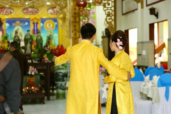 Cặp đôi diện áo dài đôi gấm vàng, có mặt từ sớm để cùng nhà chùa chuẩn bị tổ chức lễ. Nam diễn viên nói anh hạnh phúc vì cùng một nửa của mình có cái kết trọn vẹn sau 3 năm yêu.