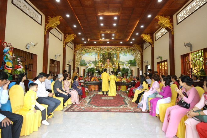 Gia đình hai bên lên chùa đông đủ dự lễ. Chuyện tình của cả 2 nhận được sự ủng hộ từ gia đình, bạn bè.