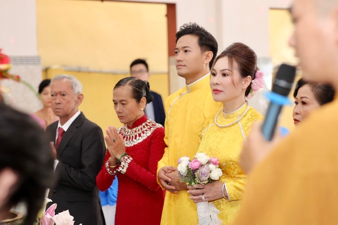 Diễn viên Quý Bình và bạn gái vừa tổ chức lễ hằng thuận tại chùa Chơn Giác (TP.HCM. Vốn cùng theo Phật giáo, cả 2 thực hiện nghi lễ này dưới sự có mặt của 2 bên gia đình và các tăng sư, chủ trì trước ngày cưới.