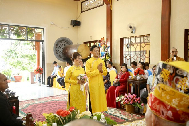 Lễ hằng thuận của Quý Bình tổ chức ngày 10/12 diễn ra đơn giản, mang tính chất gia đình. Phía nam diễn viên cũng cho biết do ngày vui của mình lại trùng với ngày mất danh hài Chí Tài nên họ không chia sẻ nhiều hình ảnh như một sự tưởng nhớ đến đàn anh.