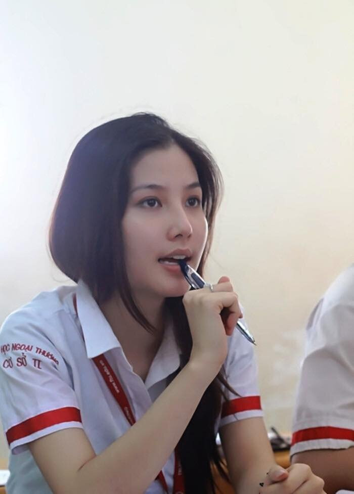 Diem My 9X dang lai hinh anh thoi dai hoc dep khong ti vet