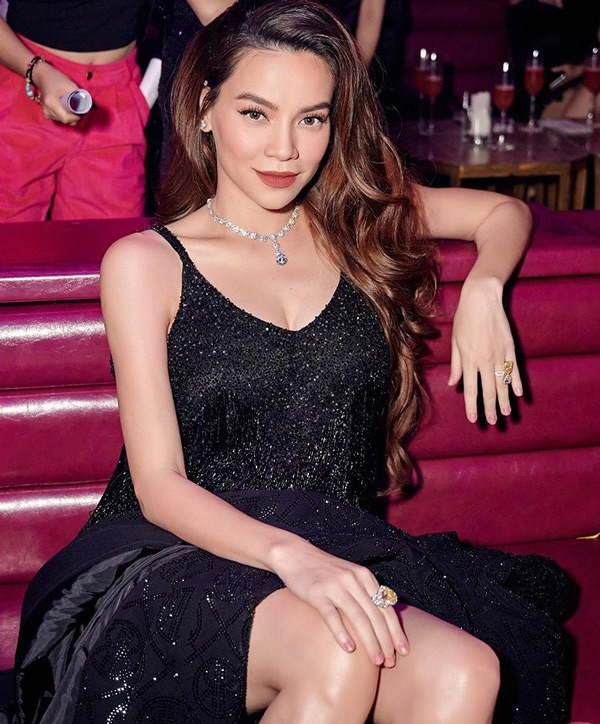 Không ngoa khi cho rằng Hà Hồ chính là bà bầu thần thái bậc nhất Vbiz. Bởi dù bầu bì, nữ ca sĩ vẫn lên đồ lấp lánh gợi cảm hơn người.