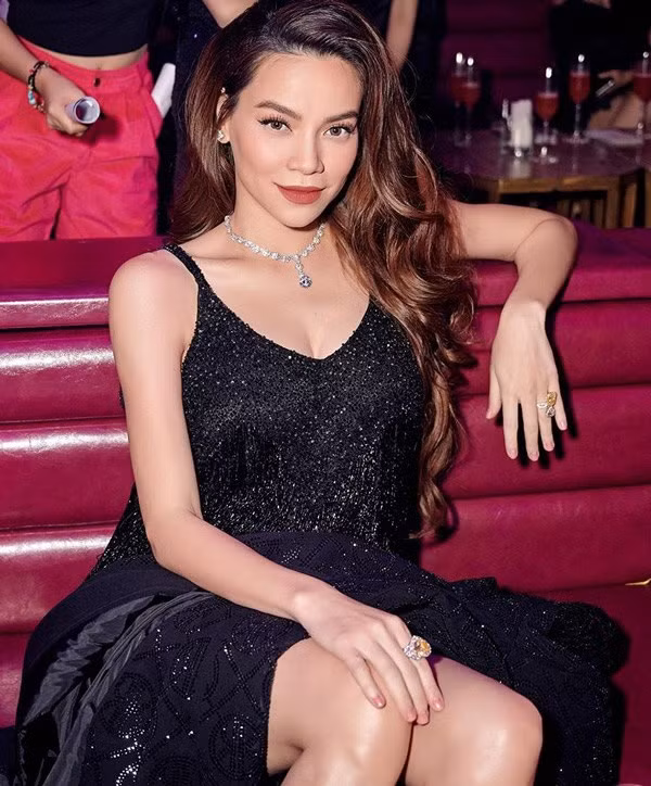 Không ngoa khi cho rằng Hà Hồ chính là bà bầu thần thái bậc nhất Vbiz. Bởi dù bầu bì, nữ ca sĩ vẫn lên đồ lấp lánh gợi cảm hơn người.