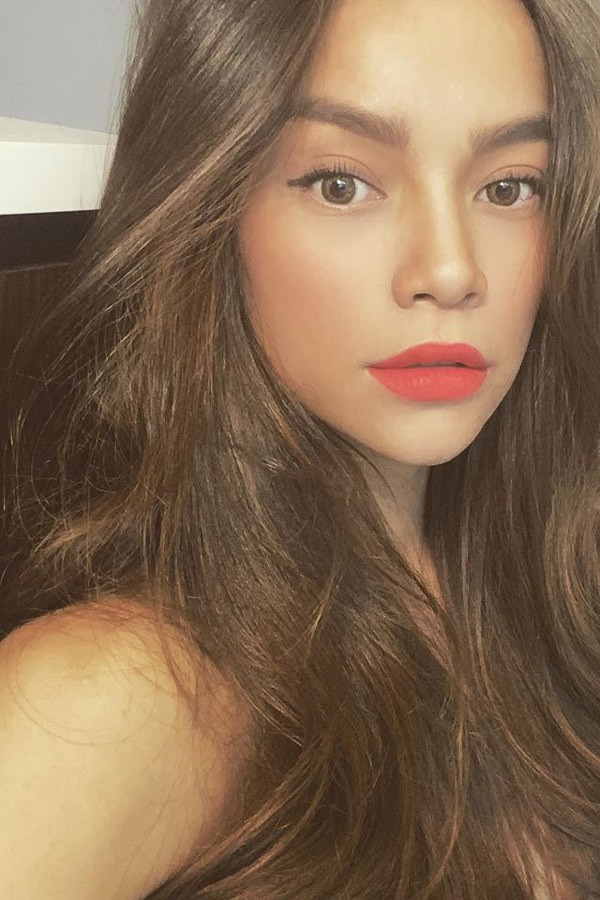 Mái tóc dày mượt óng ả của Hồ Ngọc Hà vẫn đẹp dù có nhiều sự thay đổi trong cơ thể của một bà bầu. Nha đam hay còn gọi là cây lô hội, từ lâu đã được xem làm bảo bối tự nhiên không tốn tiền giúp chị em phụ nữ làm mượt tóc hiệu quả. Trong nhựa cây nha đam có nhiều dưỡng chất như khoáng chất, chất chống oxy hóa, acid béo, và lượng enzyme tự nhiên... giúp tóc mượt hơn cũng như cải thiện tình trạng da đầu.