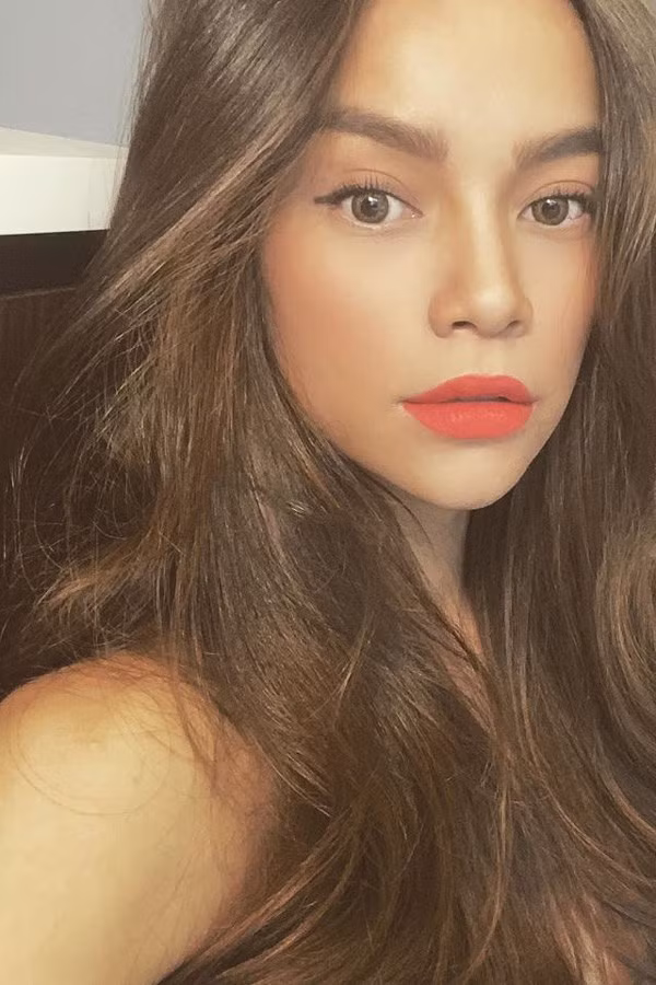 Mái tóc dày mượt óng ả của Hồ Ngọc Hà vẫn đẹp dù có nhiều sự thay đổi trong cơ thể của một bà bầu. Nha đam hay còn gọi là cây lô hội, từ lâu đã được xem làm bảo bối tự nhiên không tốn tiền giúp chị em phụ nữ làm mượt tóc hiệu quả. Trong nhựa cây nha đam có nhiều dưỡng chất như khoáng chất, chất chống oxy hóa, acid béo, và lượng enzyme tự nhiên... giúp tóc mượt hơn cũng như cải thiện tình trạng da đầu.