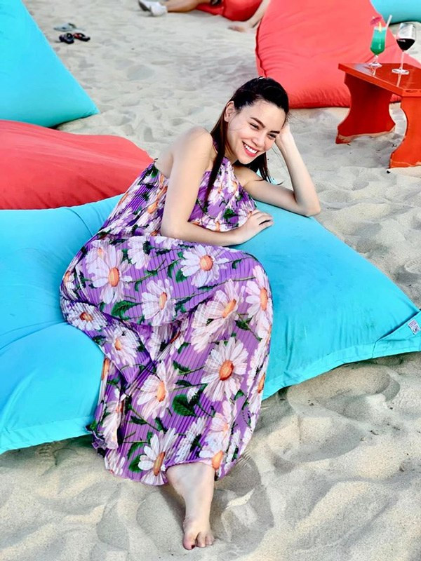 Vẻ ngoài tươi tắn, rạng rỡ của Hồ Ngọc Hà cho thấy người đẹp đang cảm thấy thoải mái, hạnh phúc vì luôn biết cách chăm sóc bản thân kỹ lưỡng.