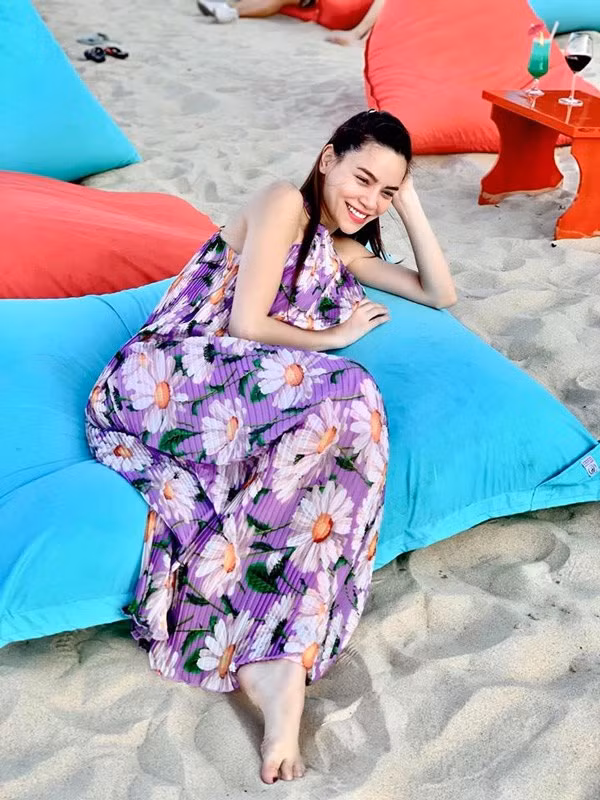 Vẻ ngoài tươi tắn, rạng rỡ của Hồ Ngọc Hà cho thấy người đẹp đang cảm thấy thoải mái, hạnh phúc vì luôn biết cách chăm sóc bản thân kỹ lưỡng.