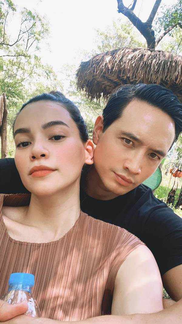 Thỉnh thoảng, Hồ Ngọc Hà vẫn trang điểm nhưng đa phần là để mặt mộc tự nhiên để tốt cho sức khỏe bản thân và em bé. Bên cạnh đó, cô cũng bắt đầu chuyển hướng sang cách làm đẹp từ thảo mộc tự nhiên an toàn. Từ khi có em bé, Hồ Ngọc Hà bắt đầu có sự thay đổi về gout ăn mặc cũng như cách làm đẹp. Làm chủ của một thương hiệu mỹ phẩm nhưng hiện tại, Hồ Ngọc Hà lại chăm chỉ lăng xê kiểu làm đẹp truyền thống, ngâm chân thảo dược hay gội đầu từ các loại mỹ phẩm thiên nhiên. Mới đây, chủ nhân Lovesongs cũng chia sẻ những hình ảnh chăm sóc sức khỏe và vẻ đẹp cơ thể trong những tháng mang thai.