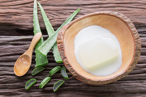 Nha đam - nước vo gạo: Trong nước vo gạo có nhiều dưỡng chất thiết yếu rất tốt cho tóc như vitamin E nên khi kết hợp thêm với nha đam sẽ có được bộ đôi mỹ phẩm hoàn hảo dành riêng cho mái tóc hư tổn. Với cách làm này, bạn cần lấy phần đục cặn của nước vo gạo đem trộn với đa đam xay nhuyễn, thoa lên tóc và ủ tóc 30 phút. Sau đó gội sạch bằng nước. Mỗi tuần 2- 3 lần với cách làm này để tóc khỏe từ trong ra ngoài.