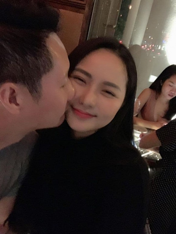 Mẹ ruột Phan Như Thảo dung mạo trẻ trung, kém con rể 2 tuổi - Hình 2 Me ruot Phan Nhu Thao dung mao tre trung, kem con re 2 tuoi-Hinh-2