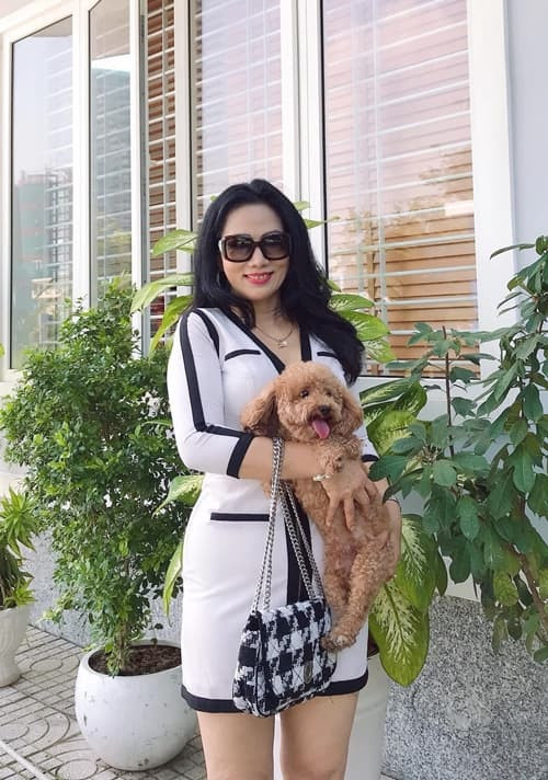 Mẹ ruột Phan Như Thảo dung mạo trẻ trung, kém con rể 2 tuổi - Hình 3 Me ruot Phan Nhu Thao dung mao tre trung, kem con re 2 tuoi-Hinh-3