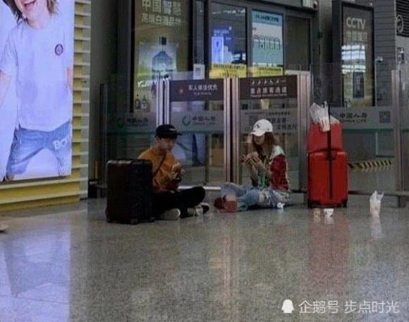 Chau Tan va Trieu Vy bi goi la hanh khat vi hanh dong kem sang-Hinh-4