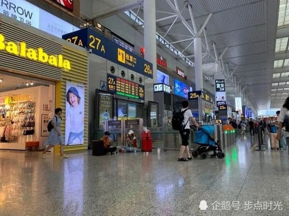 Chau Tan va Trieu Vy bi goi la hanh khat vi hanh dong kem sang-Hinh-3