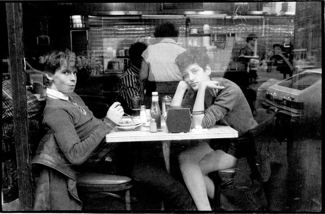 Bức ảnh này có tiêu đề Veselka, the East Village, được chụp năm 1982. Godlis rất ngạc nhiên vì 4 năm sau khi chụp bức hình, ông nhận được bức thư gửi từ Anh. Người gửi là cô gái trong tấm hình. Cô tìm ra địa chỉ của ông sau khi tình cờ thấy nó trong một triển lãm ở nơi mình sống. Khi đó, Internet chưa có và cô gái quyết định gửi thư cho nhiếp ảnh gia. "Tôi vô cùng ngạc nhiên và đã gửi tặng cô ấy một tấm hình đã tráng từ cuộn phim gốc. Gần đây, tôi vẫn liên lạc với cô ấy qua mạng xã hội và thông báo về việc bức ảnh sẽ xuất hiện trong cuốn sách mới", nhiếp ảnh gia người Mỹ chia sẻ.