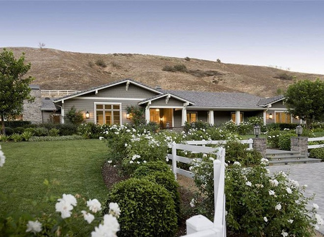 ##sc### Cùng năm 2016, Kylie Jenner mua biệt thự 4,5 triệu USD, gần bất động sản 6,7 triệu USD ở Hidden Hills. 